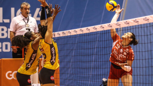 Bloqueio Carol e Garay em ataque de Tandara