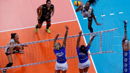 Fernanda Garay Dentil Praia Clube