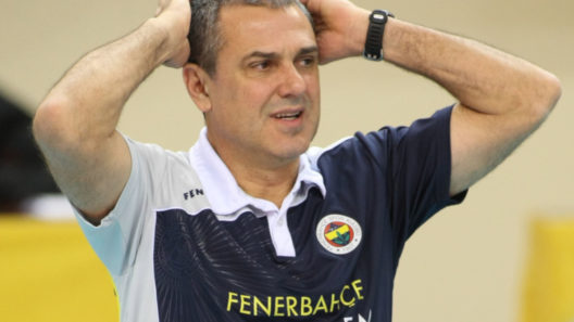 Zé Roberto campeão da Champions League pelo no Fenerbahçe