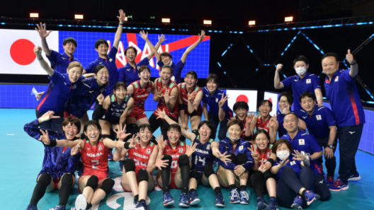 Japão celebrando liderança da VNL