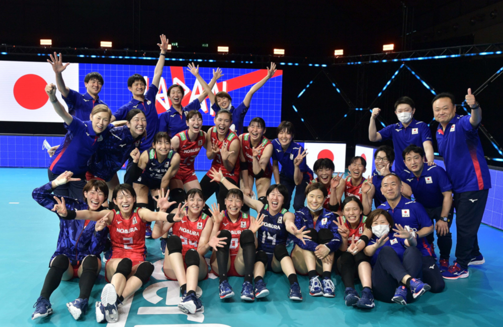 Japão celebrando liderança da VNL