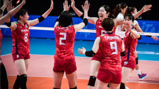 Seleção japonesa celebrando