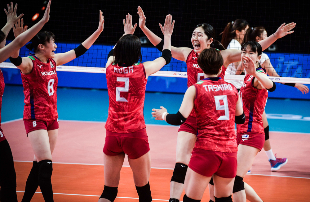 Seleção japonesa celebrando