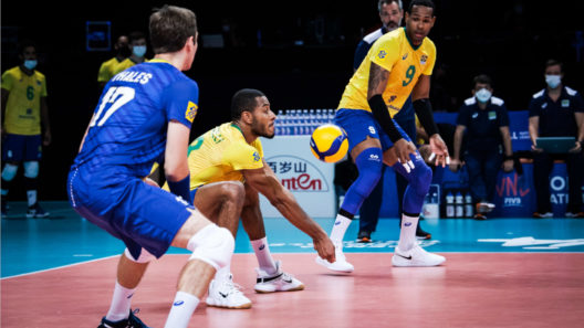Brasil com Lucarelli no passe na VNL