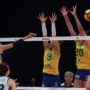 Roberta no bloqueio pela seleção brasileira na VNL
