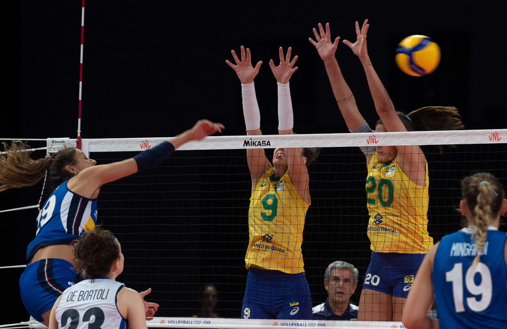 Roberta no bloqueio pela seleção brasileira na VNL