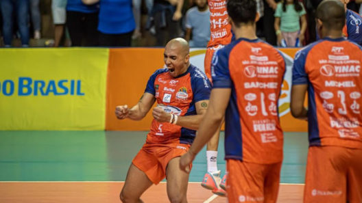 Brasília comemora vitória do Farma Conde Vôlei São José na Superliga
