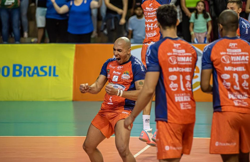 Brasília comemora vitória do Farma Conde Vôlei São José na Superliga