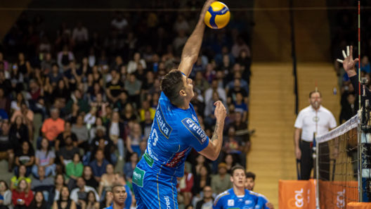 Felipe Roque ataca pelo Vôlei Renata na Superliga