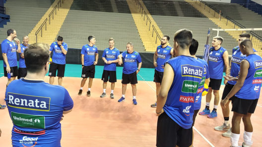 Vôlei Renata volta ao batente após recesso de fim de ano