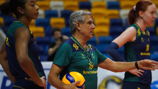 Zé Roberto lidera treino da seleção feminina de vôlei