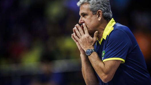 Zé Roberto orienta seleção de vôlei feminino