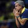 Zé Roberto orienta seleção de vôlei feminino