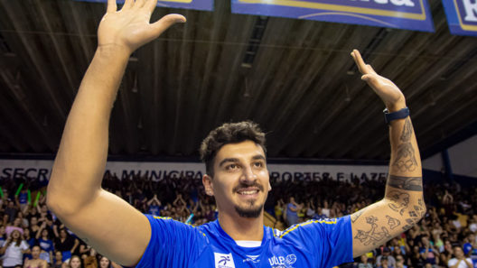 Bruno Lima é apresentado no Vôlei Renata