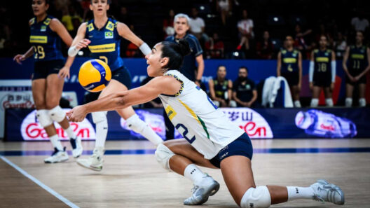 Líbero Laís em ação na defesa. Brasil melhorou sistema defensivo na segunda semana da VNL (Foto: FIVB/Divulgação)