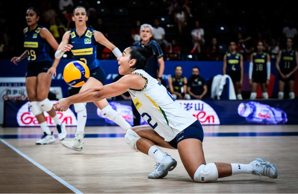 Líbero Laís em ação na defesa. Brasil melhorou sistema defensivo na segunda semana da VNL (Foto: FIVB/Divulgação)